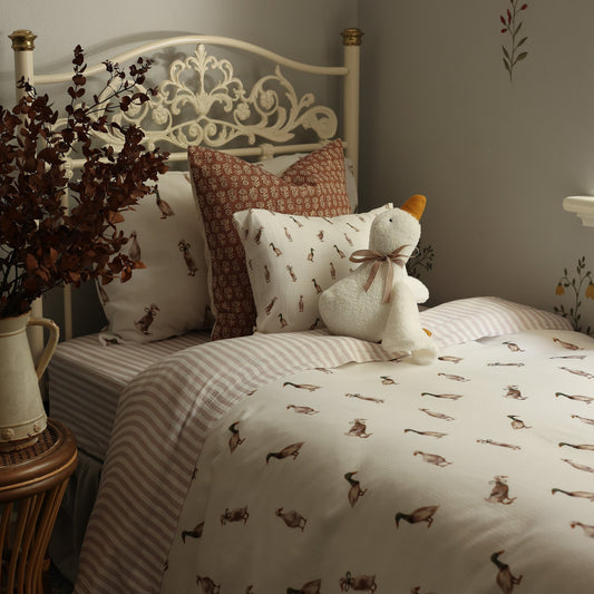 How to Layer Cushions on a Kids’ Bed: 3-Steps